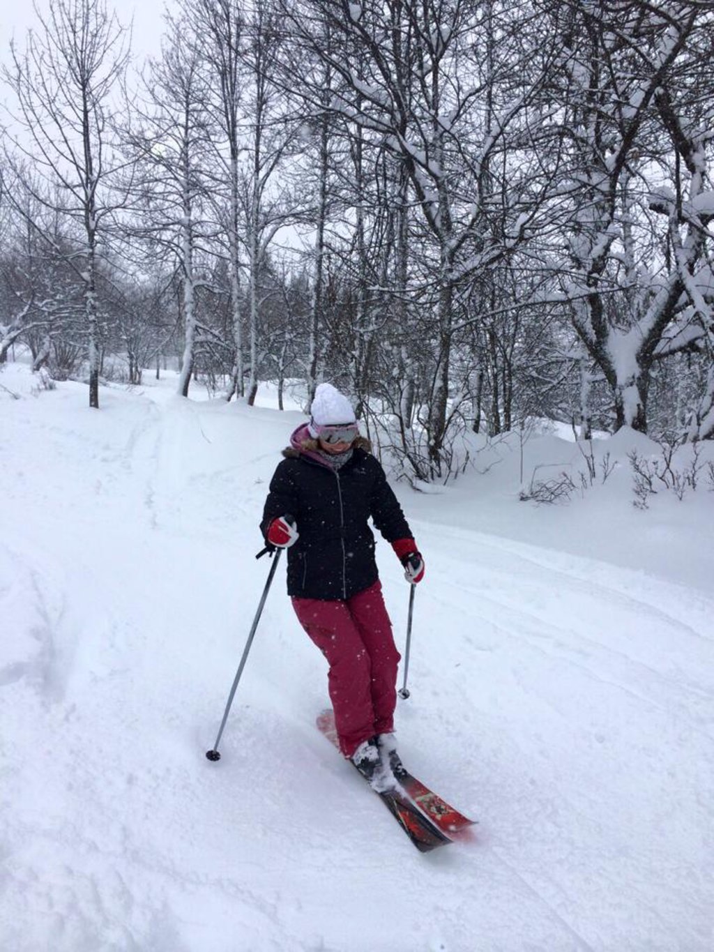 woman skiing 